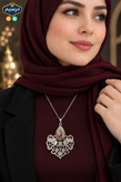 گردن آویز زنانه نقره قلمزنی با آبکاری رادیوم و عقیق شجر در زمینه سوسنی برند دُرسیم